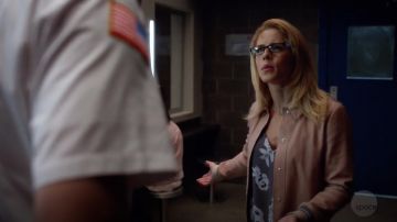 El top gris con correas de Babaton y flores usado por Felicity Smoak (Emily Bett Rickards) en Arrow S07E05