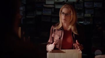 La chaqueta burdeos del Club Monaco usada por Felicity Smoak (Emily Bett Rickards) en Arrow S07E05
