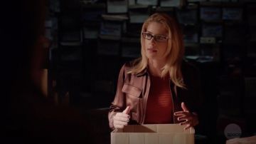 El top de óxido a rayas Babaton usado por Felicity Smoak (Emily Bett Rickards) en Arrow S07E05