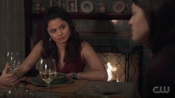 El vestido con cremallera burdeos de Todos los Santos usado por Mel Vera (Melonie Diaz) en Charmed (S01E05)