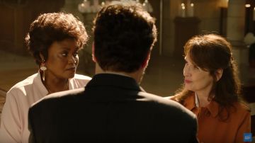 The trench coat brown cognac worn by Marie Verneuil (Chantal Lauby) in what is one has yet done the good God ?