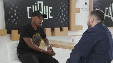 Le t-shirt des Guns & Roses de Soprano dans Clique Dimanche (8/11/18)