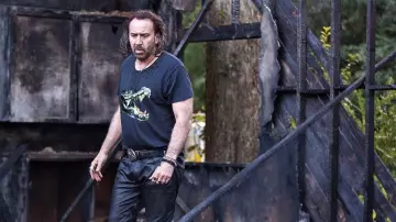 Le t-shirt crocodile porté par Joe (Nicolas Cage) dans Between Worlds