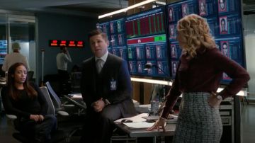La falda de tweed Alexander McQueen usada por Marissa Morgan (Geneva Carr) en Bull S02E16