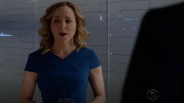 El ajustado vestido azul de Roland Mouret usado por Marissa Morgan (Geneva Carr) en Bull S02E17