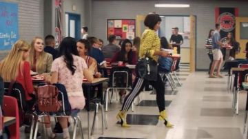 Fenty x Puma Jaune en Cuir Lace up Bottes portées par Heather McNamara (Jasmin Mathews) comme on le voit dans les Bruyères S01E02