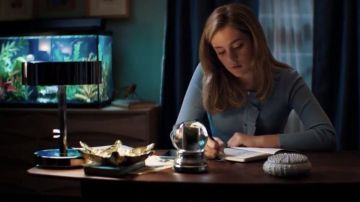 The blue sweater Sandro of Veronica Sawyer (Grace Victoria Cox) in Heathers S01E03