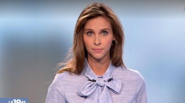 The Blouse ascot textured Ophelia Miller in The 19:45 M6 of the 30/10/2018