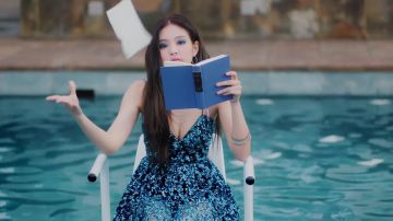 Auto-Portrait de la Robe portée par Jennie Kim dans son Solo de la Musique de la Vidéo