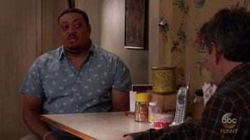 Slim Fit Bordado Zebras Sport Shirt usado por Kenneth (Cedric Yarbrough) en Speechless (S02E13)
