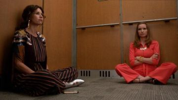 Cravate-Front Rayé de la Combi porté par Maya DiMeo (Minnie Driver) sans Voix (S02E12)