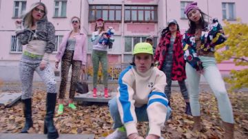 La casquette Fluo 5 Panel Avnier de Orelsan dans son clip Rêves bizarres feat. Damso