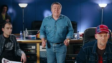 la camisa de mezclilla de presión usada por Joe (Gregor Fisher) en Love Actually