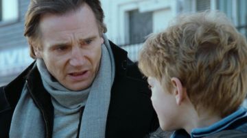 Scarf grey woven worn by Daniel (Liam Neeson) in Love Actually