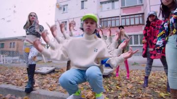 Le sweatshirt à bandes contrastantes Ader Error de Orelsan dans son clip Rêves bizarres feat. Damso