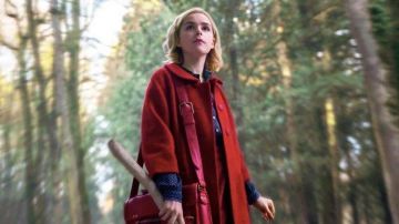 The red coat with a peter pan collar of Sabrina Spellman (Kiernan Shipka) in Chilling Adventures of Sabrina (S01E01)