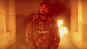 Chaqueta de camuflaje Napapijri de Damso en su video musical Orelsan's Bizarre Dreams