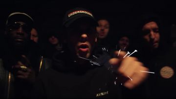 La casquette noire Underground portée par Orelsan dans son clip Rêves bizarres feat. Damso
