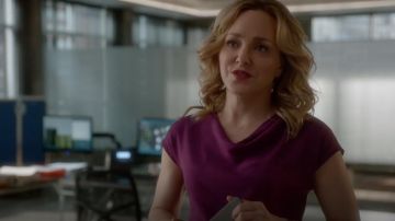 Escada Cowl-Neck Cap-Sleeve Silk Purple Blouse usada por Marissa Morgan (Geneva Carr) como se ve en Bull S02E19