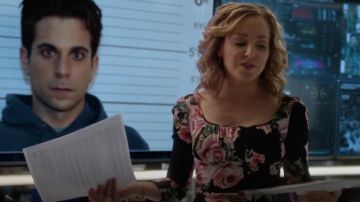 Dolce&Gabbana Rose Print Stretch Silk Dress usado por Marissa Morgan (Geneva Carr) como se ve en Bull S02E21