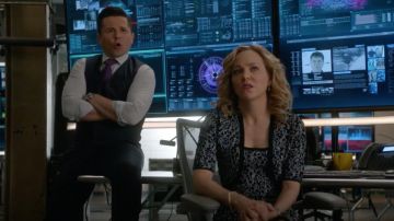 Michael Kors Collection Jacquard Floral Demi Manche Recadrée Haussement d'épaules porté par Marissa Morgan (Genève Carr) comme on le voit dans Bull S02E22