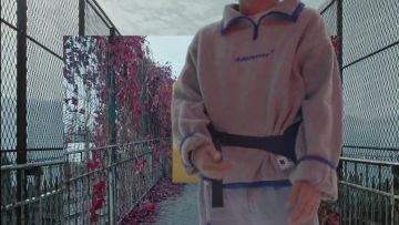 Le sweatshirtLabel string fleece zip-up par Ader Error de Orelsan dans le clip Qui dit mieux de Gringe