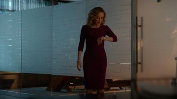 Roland Mouret Bleeker vestido de crepé recortado usado por Marissa Morgan (Geneva Carr) como se ve en Bull S02E22