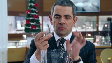 La cravate noire à pois blancs portée par Rufus (Rowan Atkinson) dans Love Actually