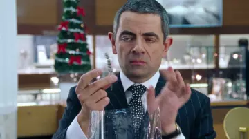 La cravate noire à pois blancs portée par Rufus (Rowan Atkinson) dans Love Actually