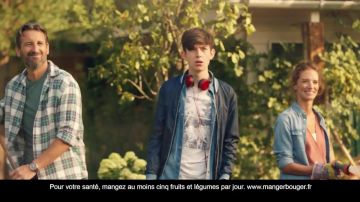 The pair of Sony headphones red worn by a boy in the pub Kinder Schoko Bons