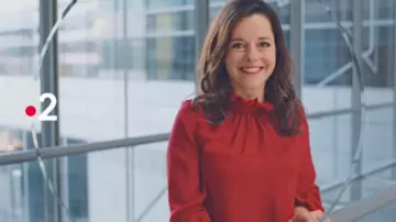 The blouse red Noémie Leclerc (Laure Calamy) Ten Percent in a pub France 2