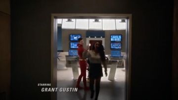 La falda caqui Babaton usada por Iris West (Candice Patton) en Flash S05E05