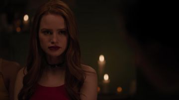 Le collier choker nœud Stephan & Co porté par Cheryl Blossom (Madelaine Petsch) dans Riverdale S03E05