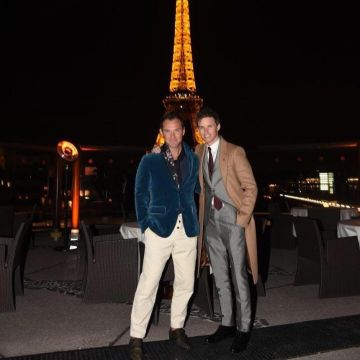 The blazer in blue velvet of Jude Law at the premiere in Paris of Fantastic Animals : The Crimes of Grindelwald