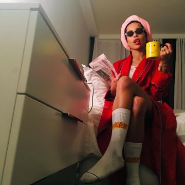 The socks Seinfeld brought by Zoë Kravitz on his account Instagram @zoeisabellakravitz
