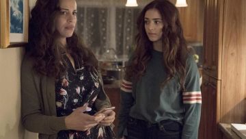 Manches longues Ikat Cravate Robe portée par la Grâce de Pierre joué par Athena Karkanis dans le Manifeste (S01E01)