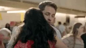 Phlox Floral Haut porté par la Grâce de Pierre (Athena Karkanis) dans le Manifeste (S01E01)