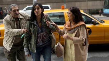 Adelcie Haut en Soie porté par Saanvi Bahl (Parveen Kaur) dans le Manifeste (S01E01)