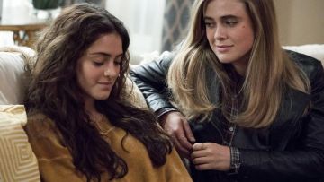 Oliver Pull en Cachemire porté par noyau d'Olive (Luna Blaise) dans le Manifeste (S01E02)