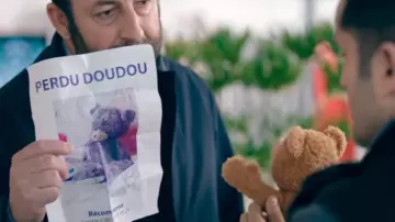 The plush of the blanket of the daughter of Michel Barré syndrome (Kad Merad) in the film The blankie