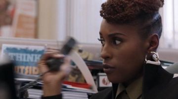 Surdimensionné en coton twill shirt porté par Issa Dee (Issa Rae) dans l'Insécurité (S03E01)