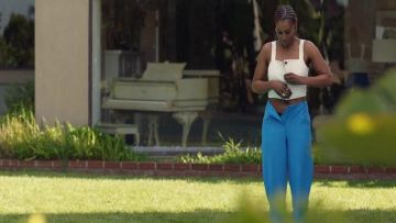 Pantalon bleu porté par Issa Dee (Issa Rae) dans l'Insécurité (S03E04)