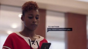 Recadrée Hockey Chandail porté par Issa Dee (Issa Rae) dans l'Insécurité (S03E05)