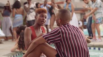 Crop Top porté par Issa Dee (Issa Rae) dans l'Insécurité (S03E05)