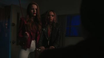Le blouson de biker rouge Maje porté par Cheryl Blossom (Madelaine Petsch) dans Riverdale S03E05
