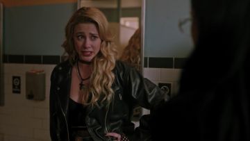La chaqueta de cuero Topshop perfecta que lleva la joven Alice Cooper (Lili Reinhart) en Riverdale S03E04