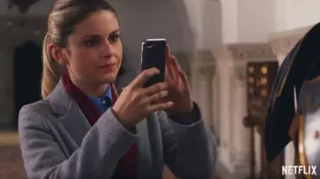 Le manteau gris porté par Amber (Rose McIver) dans A Christmas Prince