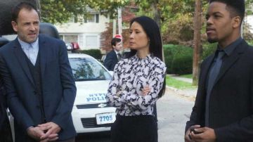 Oiseau motif shirt porté par le Dr Joan Watson (Lucy Liu) comme on le voit dans le Primaire S06E09