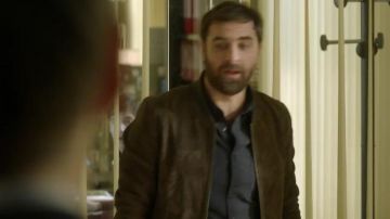 El bombardero de ante marrón de Gabriel Sarda (Grégory Montel) en Dix Pour Cent S03E02