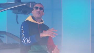 Sudadera con capucha multicolor de Rim'K en el Clip DeLorean ft. Vald